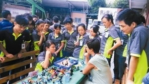 用拉杆车做公益，深圳独此一家——家庭劳务服务背后的爱心接力
